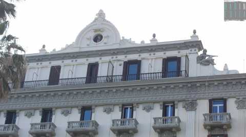 Bari, rimosso il quadrante dello storico orologio di Palazzo Colonna: «Era pericolante»